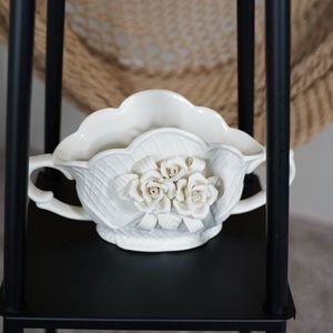 ❤️White Antique Vase with Floral Details